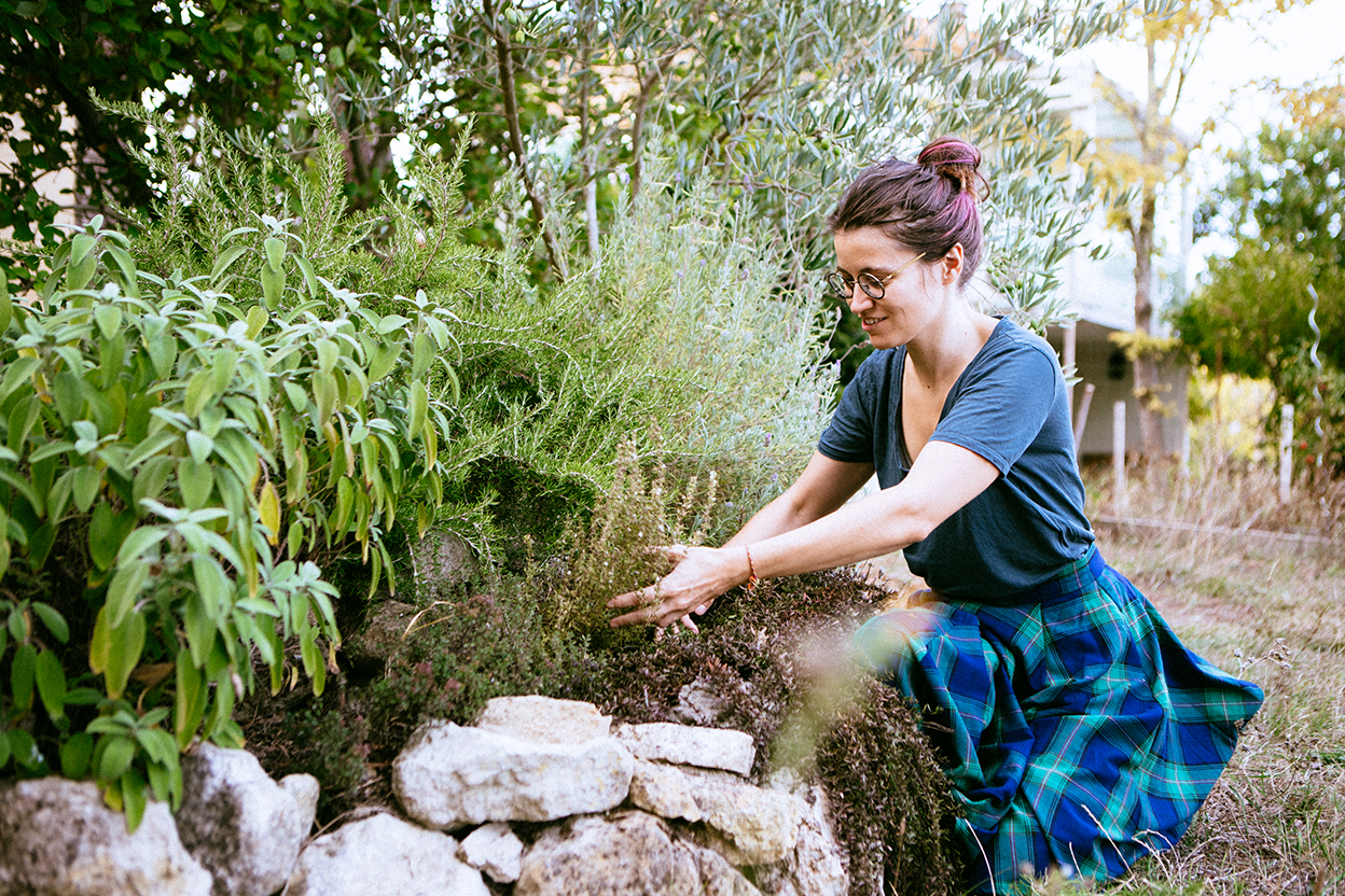 photographie portrait de Mathilde Gaborieau dans jardin aromatique